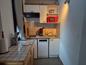 Fridge, oven, dishwasher, coffee/tea maker