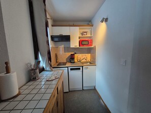 Fridge, oven, dishwasher, coffee/tea maker