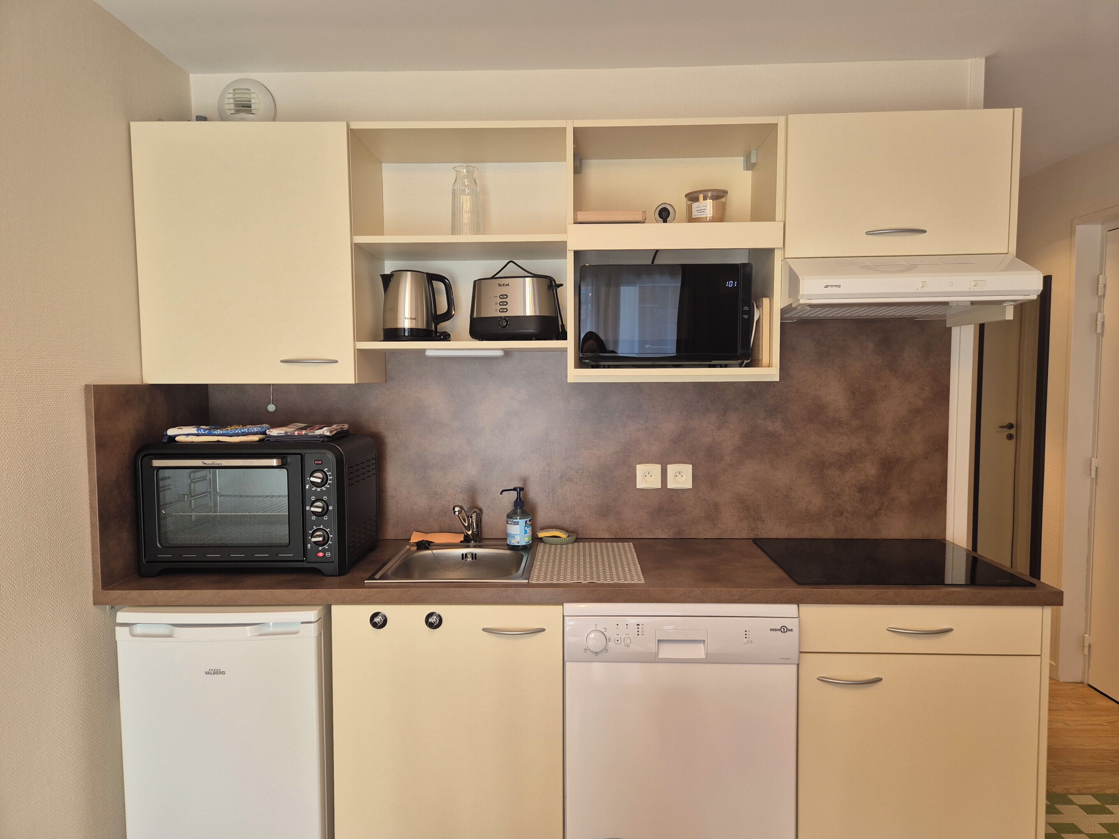 Réfrigérateur, four, lave-vaisselle, cafetière/bouilloire