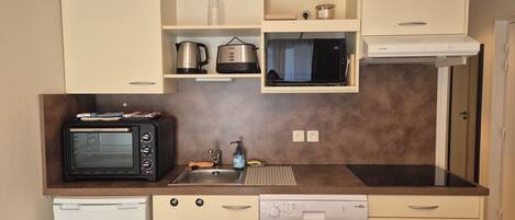 KĂŒhlschrank, Ofen, GeschirrspĂŒler, Wasserkocher mit Kaffee-/Teezubehör