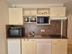 Réfrigérateur, four, lave-vaisselle, cafetiÚre/bouilloire