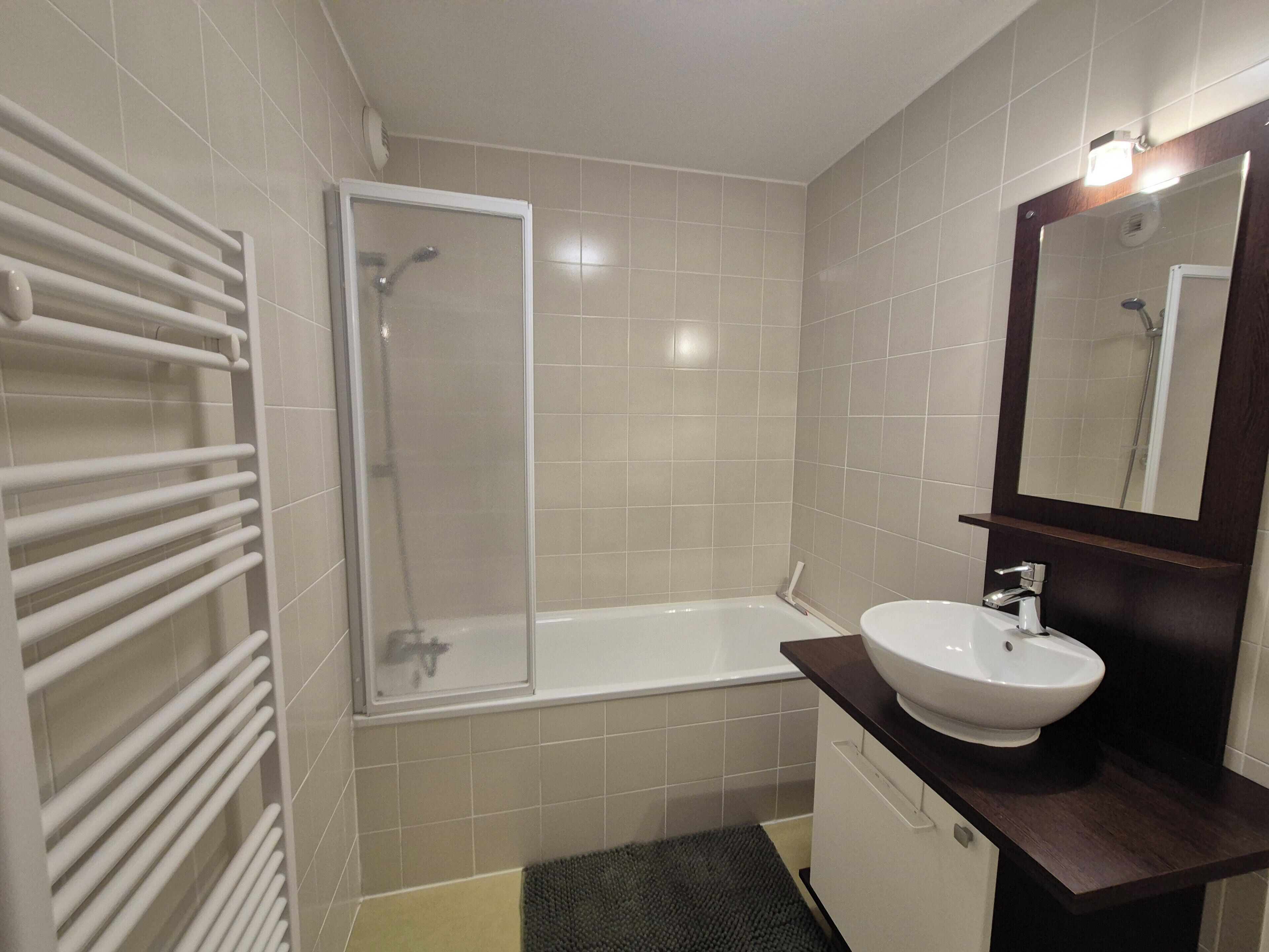 Sèche-cheveux, serviettes fournies