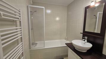 SĂšche-cheveux, serviettes fournies