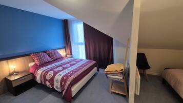 2 chambres, lit parapluie, draps fournis