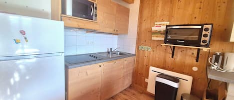Fridge, oven, dishwasher, coffee/tea maker