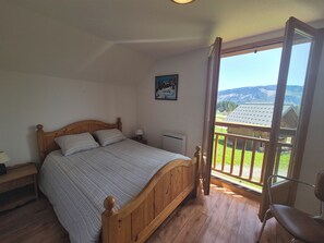 3 bedrooms, bed sheets - Votre Havre de Paix en Montagne - chalet 6 personnes avec piscine et sauna (Les Déserts)