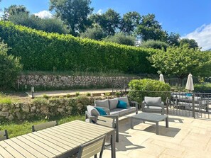 Outdoor dining - Belle et spacieuse villa - piscine - jardin (Le Rouret)