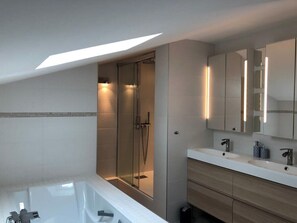 Douche, sèche-cheveux, serviettes fournies