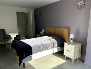 Iron/ironing board, travel cot, WiFi, bed sheets