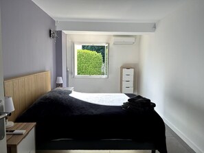 Iron/ironing board, travel cot, WiFi, bed sheets - Belle et spacieuse villa - piscine - jardin (Le Rouret)