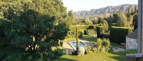 المنطقة المحيطة بالمنشأة