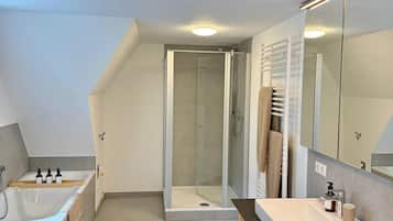 Haartrockner, Handtücher, Seife, Toilettenpapier