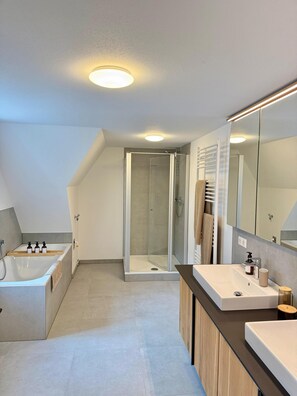 Secador de pelo, toallas, jabón y papel higiénico