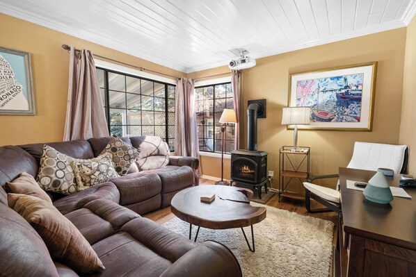 House, Patio, Mountain View | Living area - Chipmunk House (Big Bear Lake)