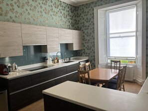 Micro-ondes, four, plaque de cuisson, lave-vaisselle