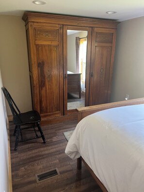 Iron/ironing board, free WiFi, bed sheets