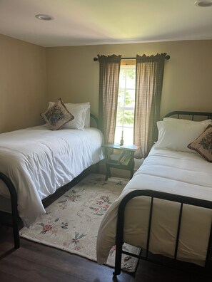 3 makuuhuonetta, silitysrauta/-lauta, ilmainen Wi-Fi, vuodevaatteet