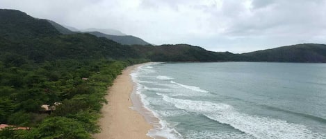 Una playa cerca, sillas reclinables de playa