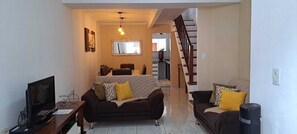 Télévision, lecteur de DVD, livres, imprimantes