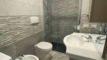 Dusche, Haartrockner, Bidet, Handtücher
