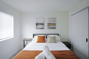 3 bedrooms, desk, iron/ironing board, travel crib - Chic & Luxurious 3BR near SFO for Families/Executives EV Fast WiFi Free Parking (South San Francisco)