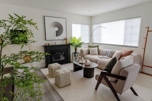 Smart TV, fireplace, books - Chic & Luxurious 3BR near SFO for Families/Executives EV Fast WiFi Free Parking (South San Francisco)