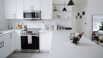Frigorífico, microondas, horno y placa de cocina
