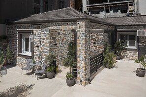 House, Accessible - The Coastal Rock House (Volos)