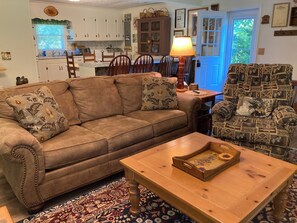 Smart TV, fireplace, books - Peaceful, Country, Pet Friendly Getaway - Minutes from Smith Mountain Lake Dam (Sandy Level)