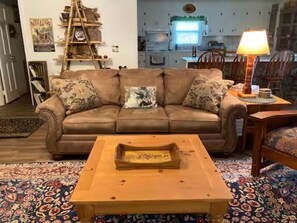 Smart TV, fireplace, books - Peaceful, Country, Pet Friendly Getaway - Minutes from Smith Mountain Lake Dam (Sandy Level)