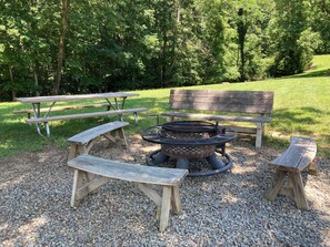 Outdoor dining - Peaceful, Country, Pet Friendly Getaway - Minutes from Smith Mountain Lake Dam (Sandy Level)
