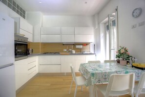 Fridge, microwave, oven, stovetop