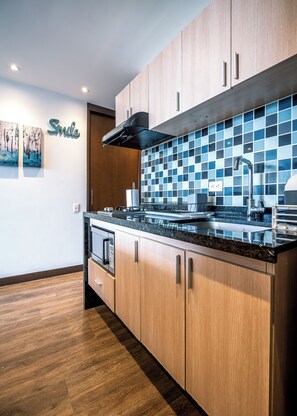 Réfrigérateur, micro-ondes, plaque de cuisson, cafetière/bouilloire