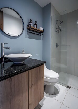 Suihku, hiustenkuivaaja, pyyhkeet, saippua