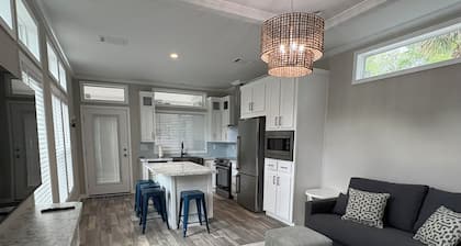Perfect tiny home escape, newly built in 2025 located at Salt Springs Resort