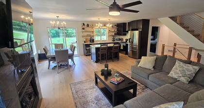 Newly Built Lake House with private lake frontage! 3 Br/2 bath, very spacious!