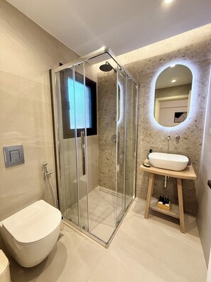 Dusche, Haartrockner, Handtücher, Seife