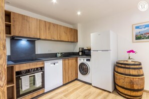 Frigorifero, microonde, forno, piano cottura