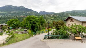 A rural road leading to a building with a metal roof and a sign indicating a 30 km/h speed limit. - MUTCHOS - LA PLAGNE TARENTAISE (LA PLAGNE TARENTAISE)