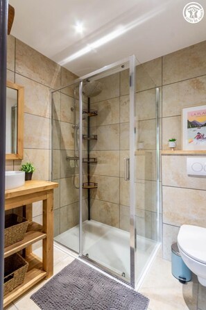 Shower, hair dryer, towels