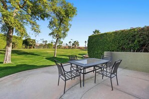 屋外ダイニングエリア