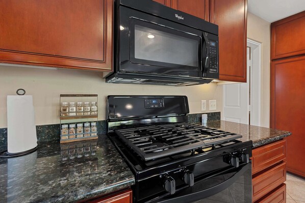 ハウス ベッド (複数台) パティオ ガーデンビュー (Casita 86124) | 専用キッチン | 冷蔵庫、電子レンジ、オーブン、コンロ