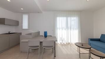 Apartamento familiar, 1 habitación, balcón | Cocina privada | Frigorífico pequeño y trona infantil