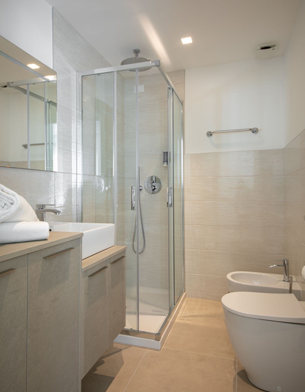 Apartament familiar, 1 dormitori, balcó | Bany | Dutxa, assecador de cabells, tovalloles i sabó 