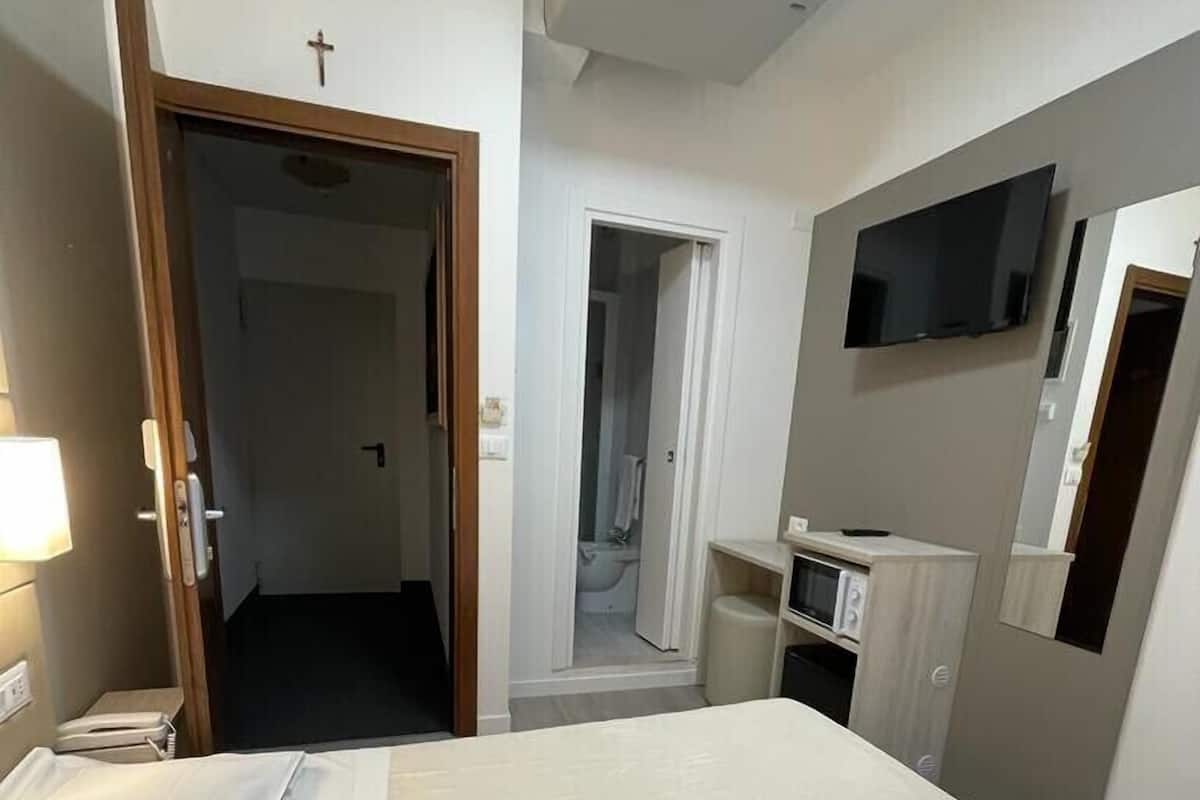 Economy kamer, balkon | Een bureau, gratis wifi
