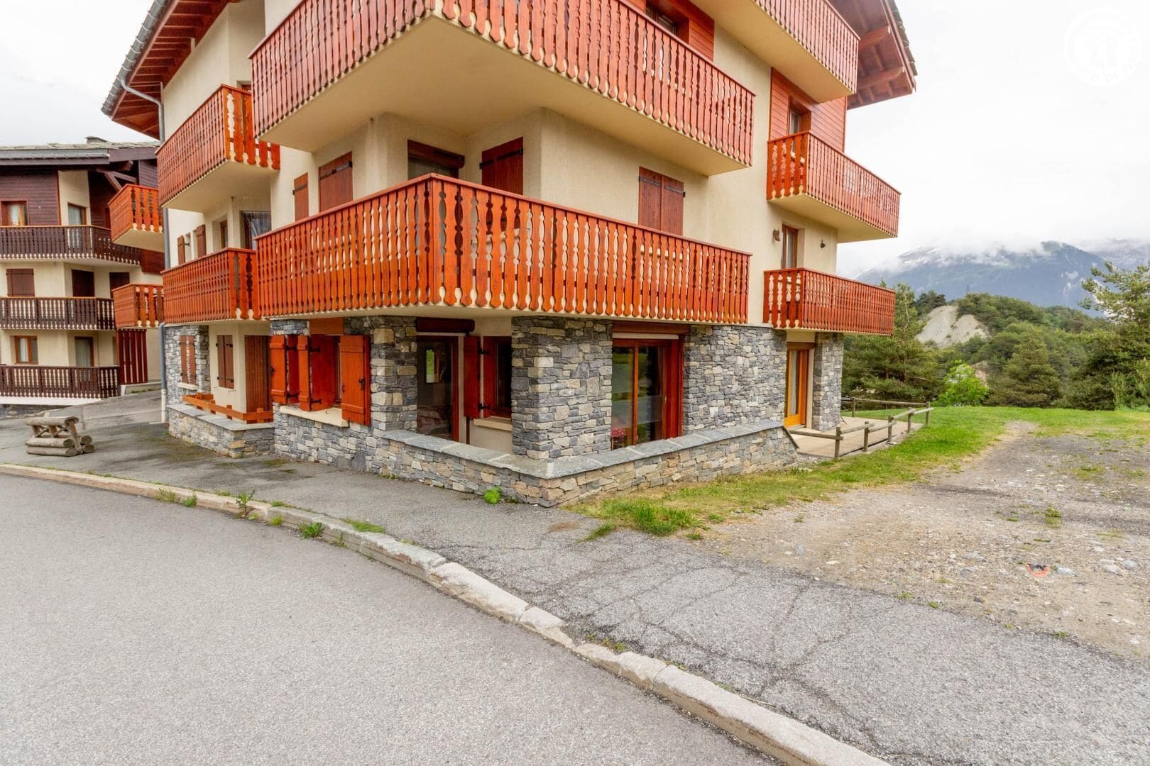 المنشأة من الخارج