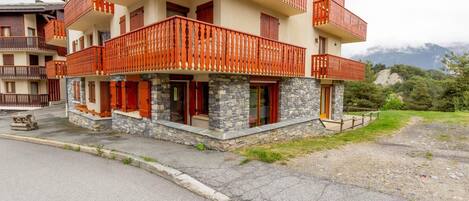 المنشأة من الخارج