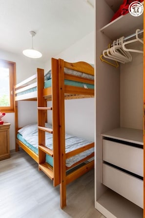 2 Schlafzimmer, Bügeleisen/Bügelbrett