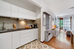 Fridge, stovetop, coffee/tea maker, electric kettle