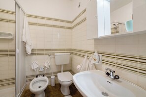 Douche, séchoir à cheveux, serviettes fournies